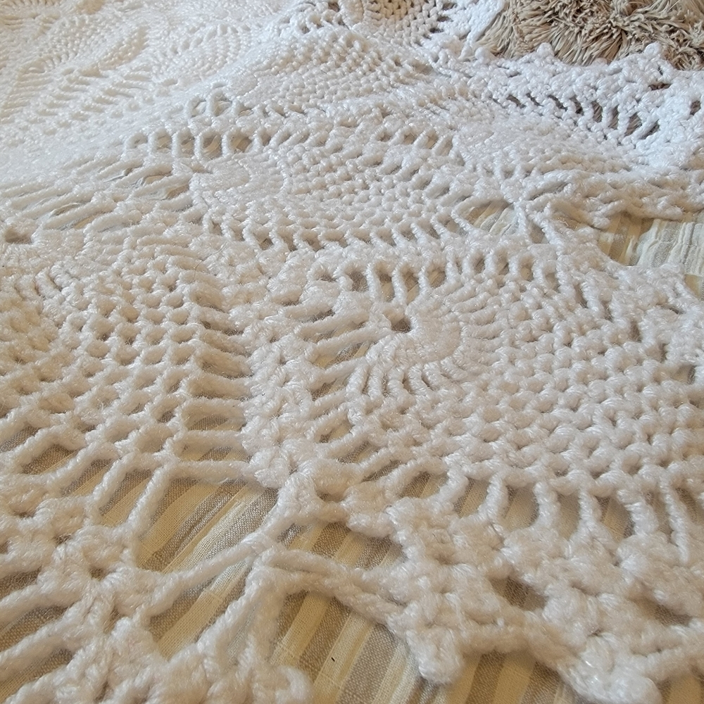 Crocheted Table Cover - Picture 4 of 5